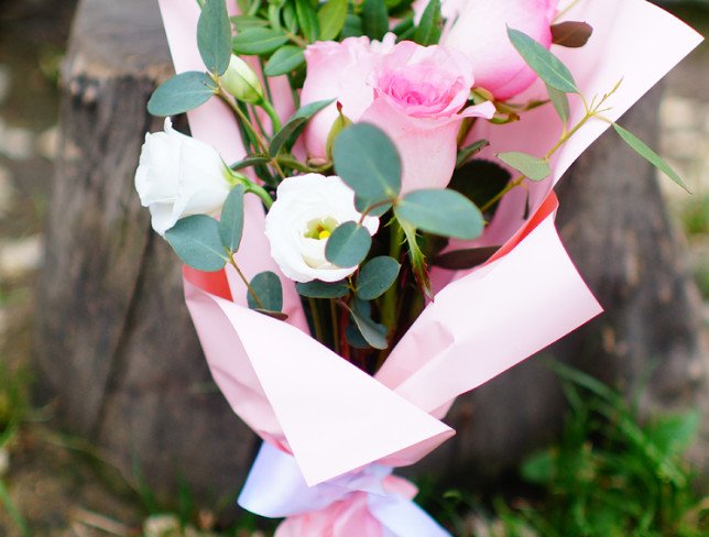 Buchet - compliment din trandafiri roz și eustoma albă foto