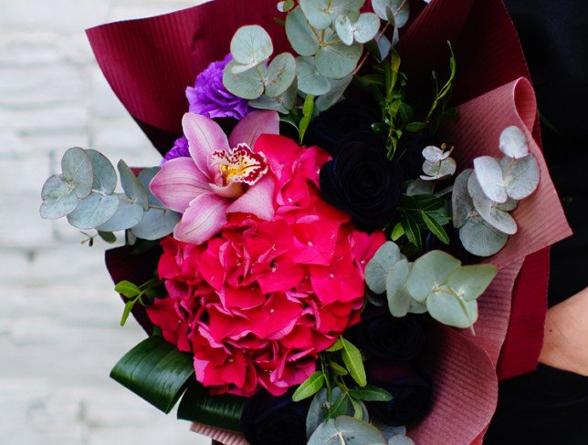 Buchet cu hortensie roz și trandafiri negri foto