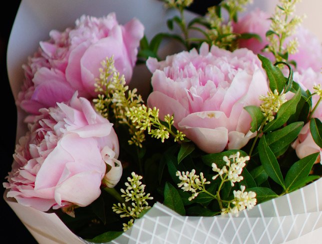 Букет из 5 розовых голландских пионов Фото