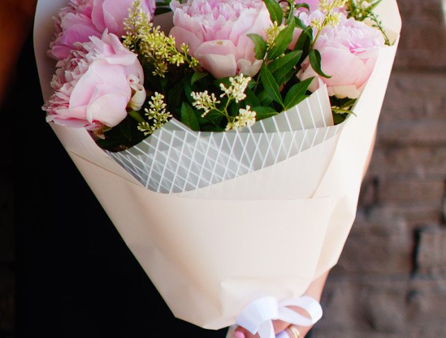 Букет из 5 розовых голландских пионов Фото