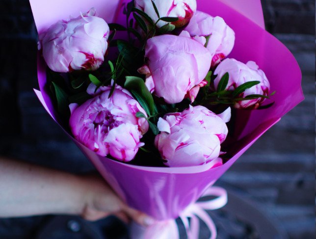 Букет из 7 розовых голландских пионов Фото