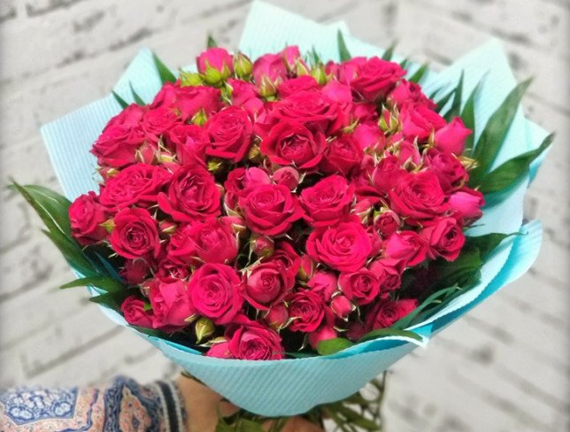 Букет из кустовых роз в бирюзовой бумаге Фото