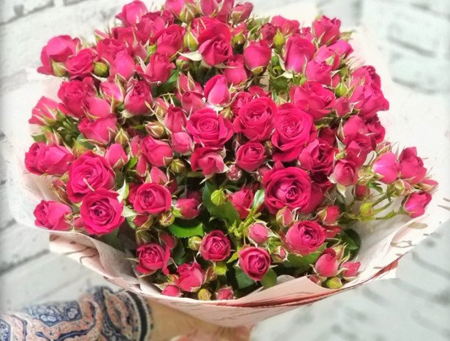 Букет из кустовых роз в розовой бумаге Фото