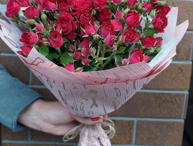 Букет из кустовых роз в розовой бумаге Фото