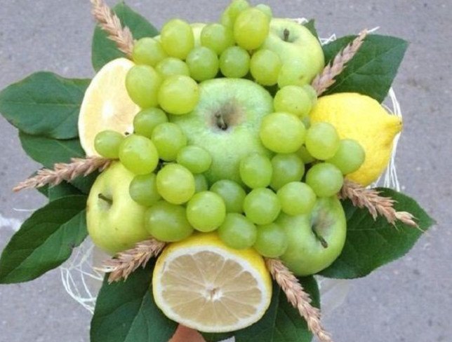 Фруктовый букет из яблок, лимона и винограда (под заказ, 1 день) Фото