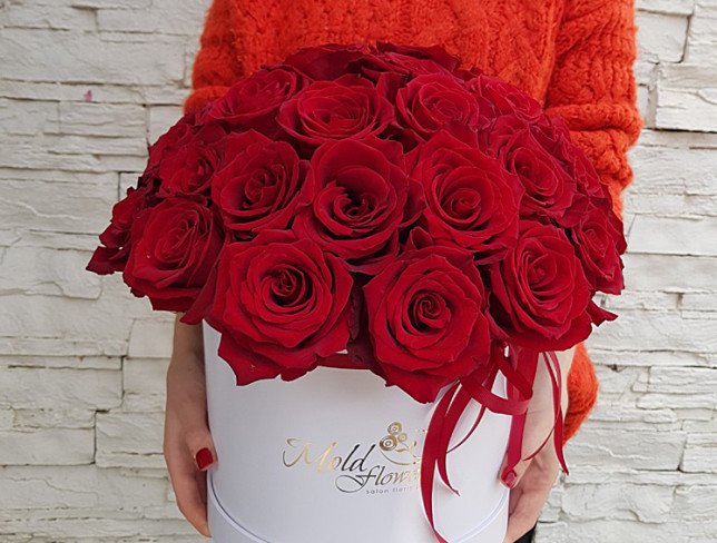 Белая коробка с голландскими красными розами Фото