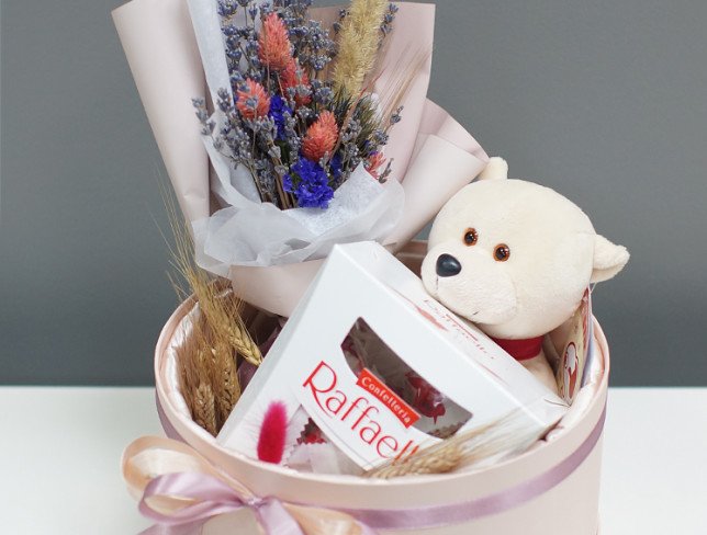 Подарочный набор с конфетами Raffaello и мишкой Фото