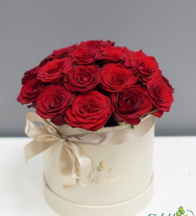 Бежевая коробка с красными розами Фото 394x433