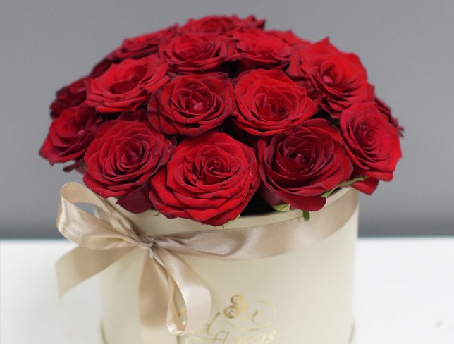 Бежевая коробка с красными розами Фото