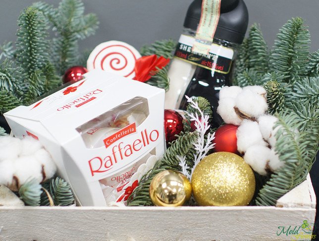 Деревянный ящик с конфетами, бутылкой Sheridans, шишками, новогодними игрушками, еловыми ветками фото
