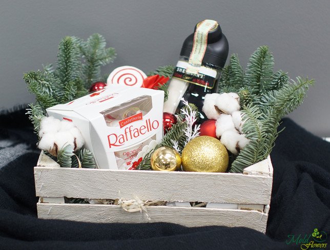 Деревянный ящик с конфетами, бутылкой Sheridans, шишками, новогодними игрушками, еловыми ветками фото