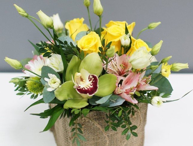Сумка из мешковины с розами, хризантемами, эустомой, альстромерией и орхидеей цимбидиум фото