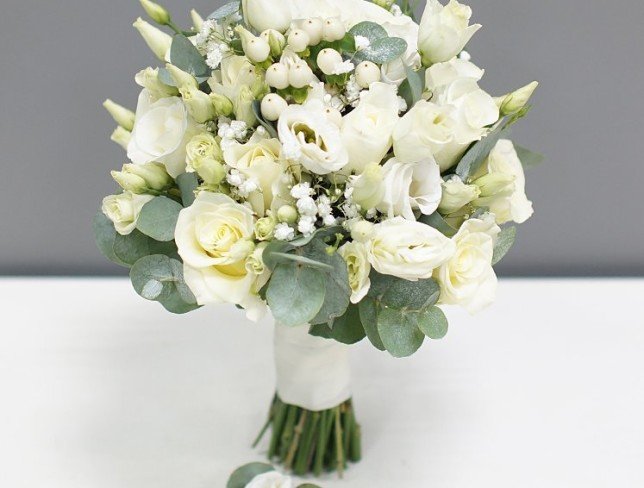 Buchet de mireasă din trandafiri albi, eustoma, hypericum, gipsofilă și eucalipt + boutonieră foto