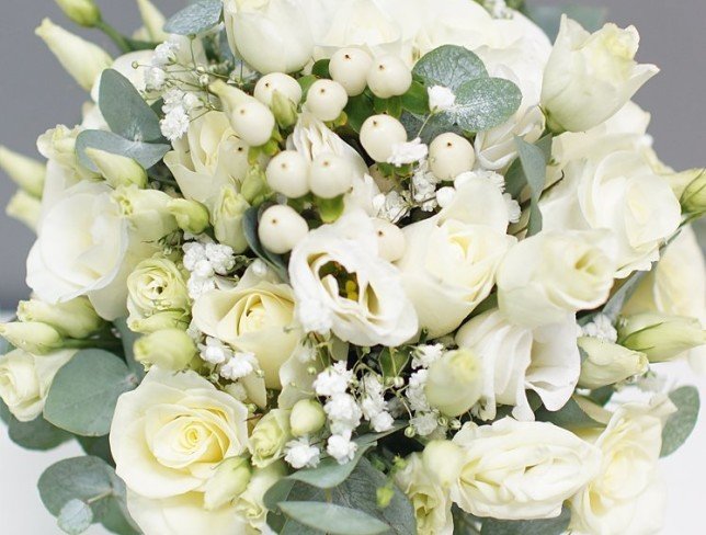 Букет невесты из белой розы, эустомы, гиперикума, гипсофилы и эвкалипта + бутоньерка Фото