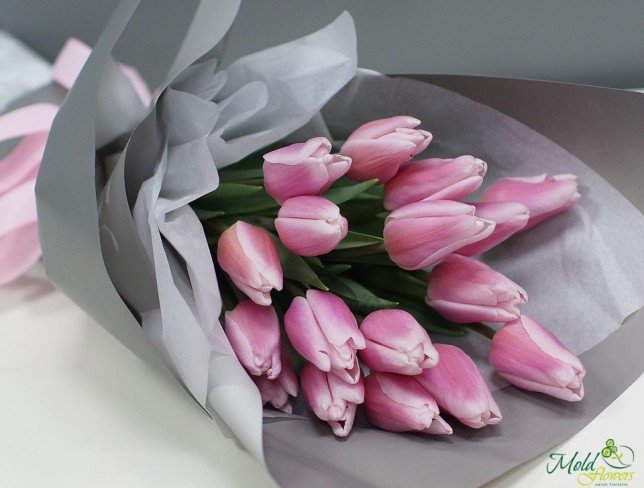 Букет из розовых тюльпанов в серой бумаге фото