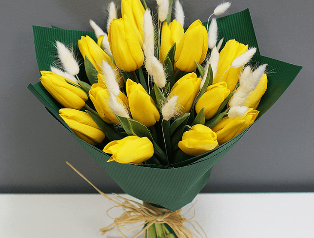 Букет из желтых тюльпанов, колосков в зеленой бумаге фото