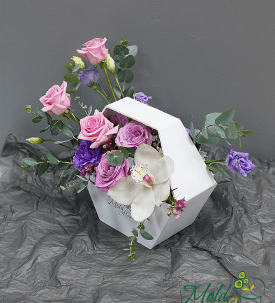 Композиция с розами в белой коробочке Фото 394x433
