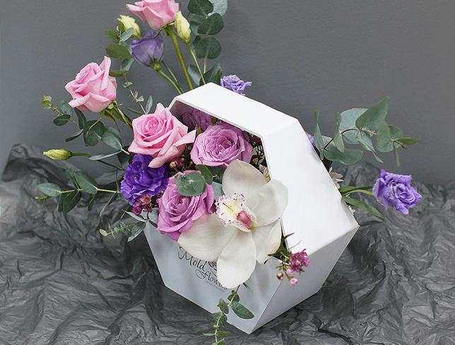 Композиция с розами в белой коробочке Фото