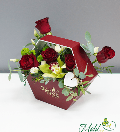 Composition with roses in burgundy box photo 394x433