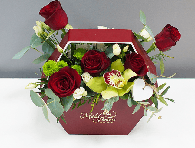 Compoziție cu trandafiri în cutie bordo foto