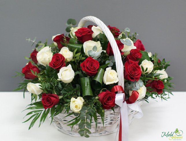 Большая белая корзина с красными и белыми розами, аспидистрой с красным бантиком фото