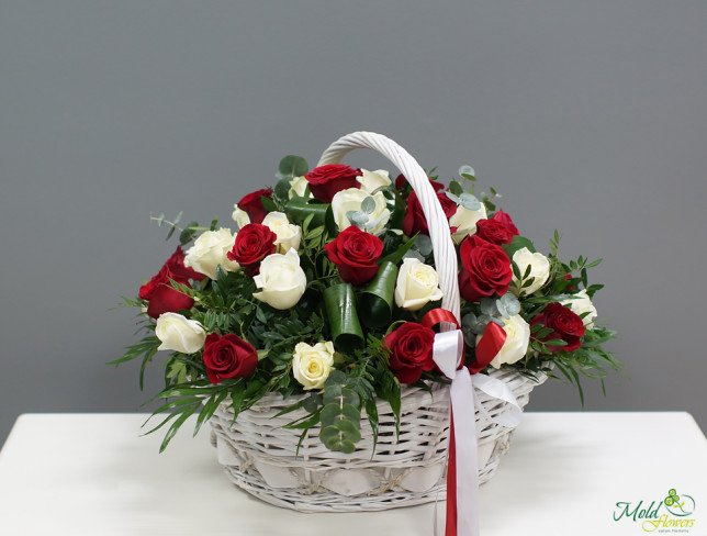 Coș cu trandafiri roșii și albi ( 51 buc.) foto