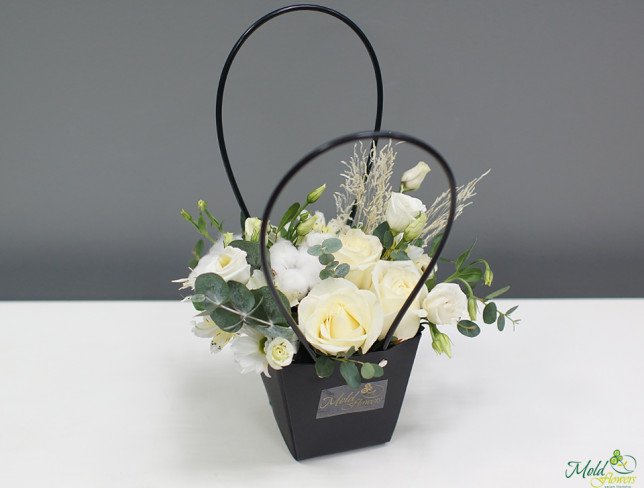Чёрная сумочка с цветами Фото