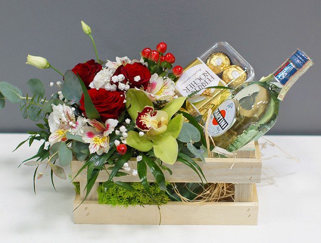 Деревянный ящик с розами, гиперикумом, орхидеей цимбидиум, альстромерией, бутылкой Martini и конфетами фото