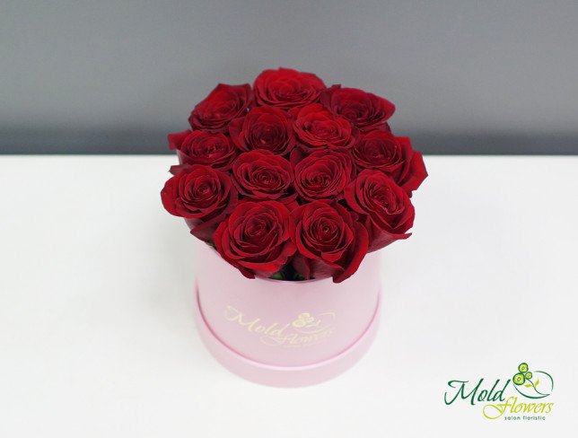 Маленькая розовая коробка с красными розами фото