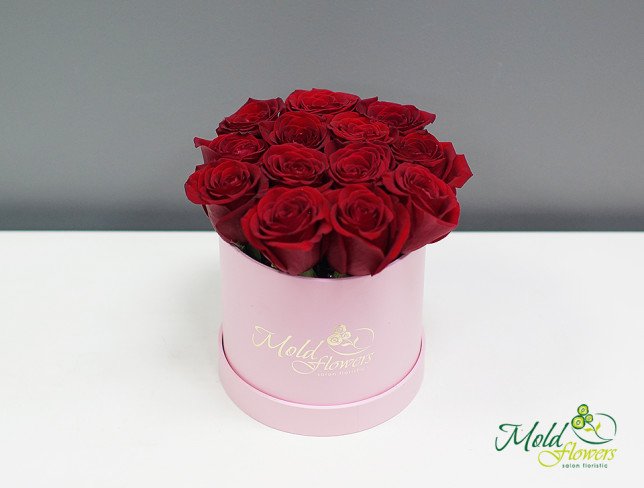 Маленькая розовая коробка с красными розами фото