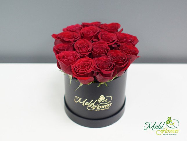 Красивая черная коробка с красными розами фото