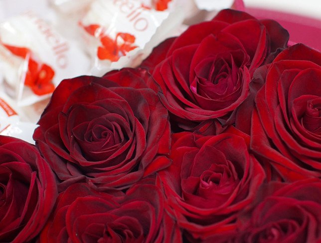 Сердце с розами и raffaello (средняя) Фото