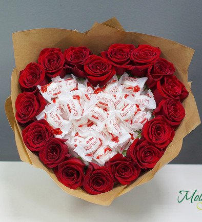 Букет из raffaello и красных роз Фото 394x433