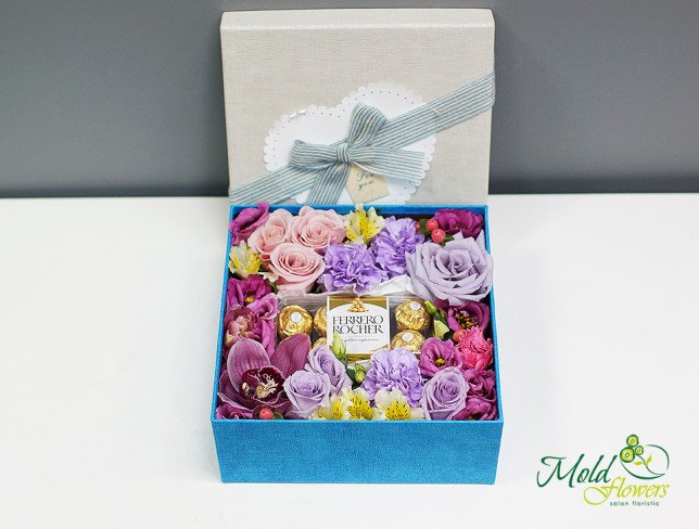 Коробка с конфетами, бордовыми орхидеями, фиолетовыми гвоздиками, розовыми розами, белыми альстромериями и эустомами фото