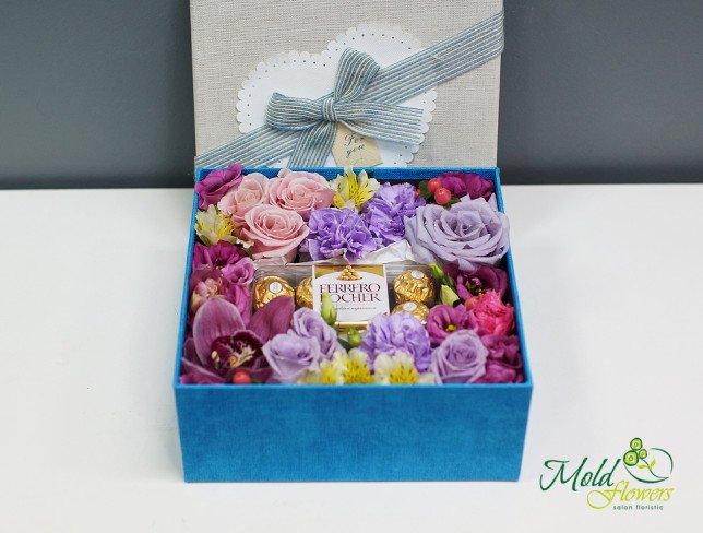 Коробка с конфетами, бордовыми орхидеями, фиолетовыми гвоздиками, розовыми розами, белыми альстромериями и эустомами фото