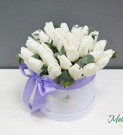 Box with white tulips photo 394x433