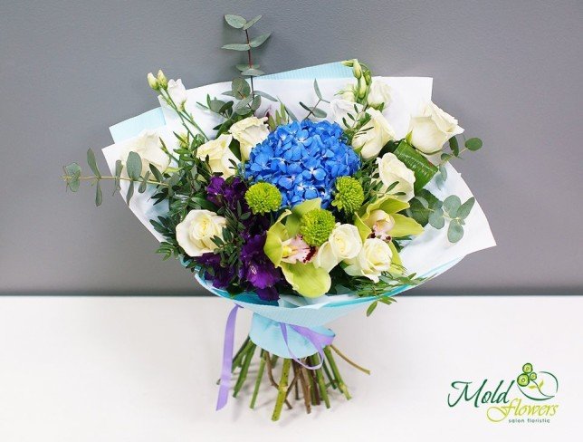 Букет из белых роз, эустом, синей гортензией, зеленых хризантем, орхидей, фиолетовых альстромерий, эвкалипта фото