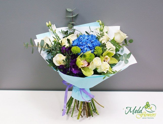 Buchet din trandafiri albi, eustoma, hortensie albastră, crizanteme verzi, orhidee, alstroemerii mov, eucalipt foto