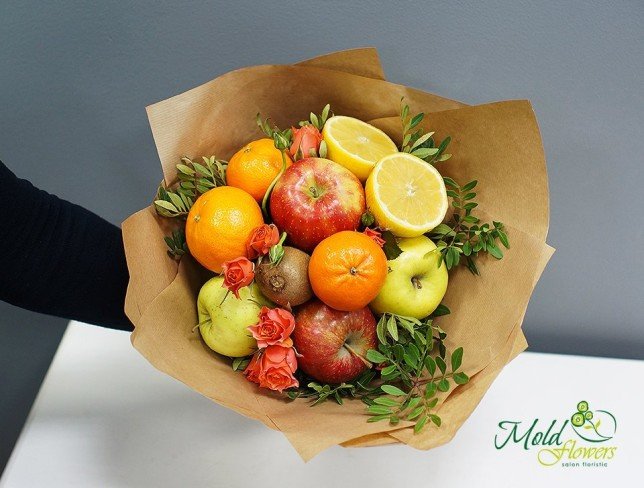Фруктовый букет из яблок, лимона, киви, мандарин и роз (под заказ, 1 день) Фото