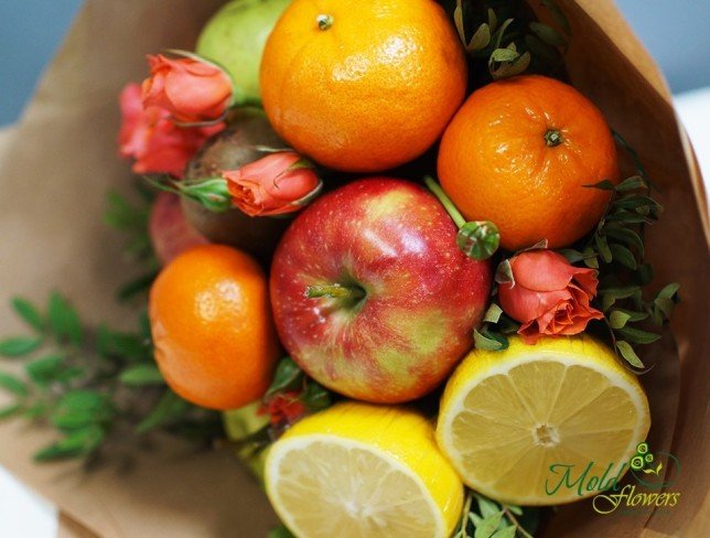 Фруктовый букет из яблок, лимона, киви, мандарин и роз (под заказ, 1 день) Фото