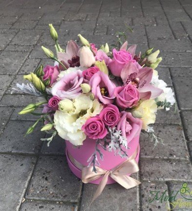 Pink box with roses, eustoma and orchids photo 394x433