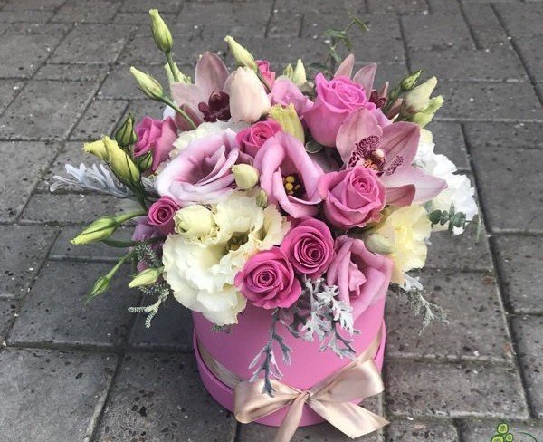 Pink box with roses, eustoma and orchids photo