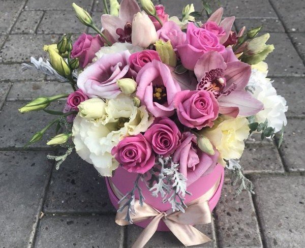 Розовая коробка с розами, эустомой и орхидеей Фото