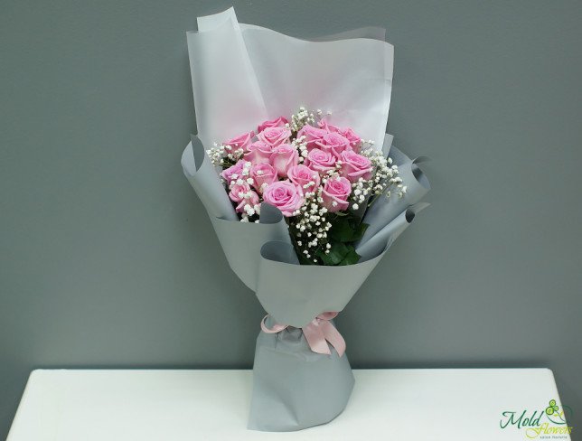 Букет из розовых роз с гипсофиллой Фото