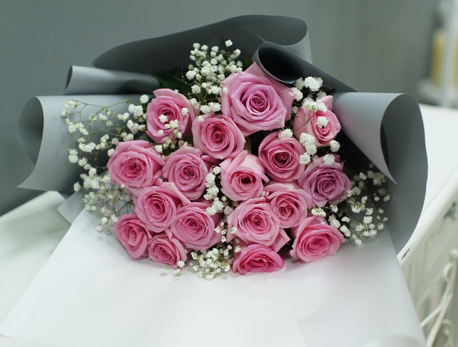 Букет из розовых роз с гипсофиллой Фото