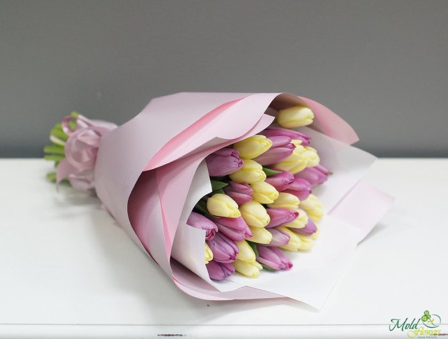 Букет из кремовых и розовых тюльпанов Фото
