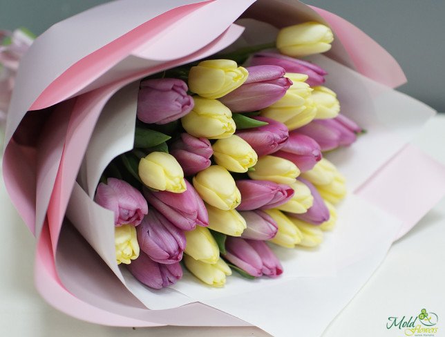 Букет из кремовых и розовых тюльпанов Фото