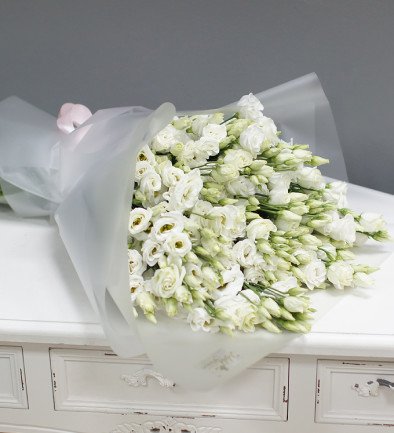 Bouquet of white lisianthus photo 394x433