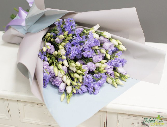 Bouquet of statice and purple eustoma photo