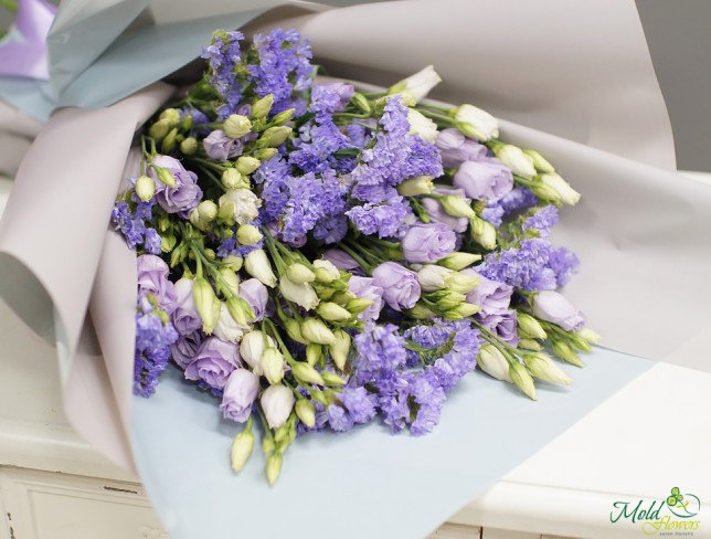 Bouquet of statice and purple eustoma photo